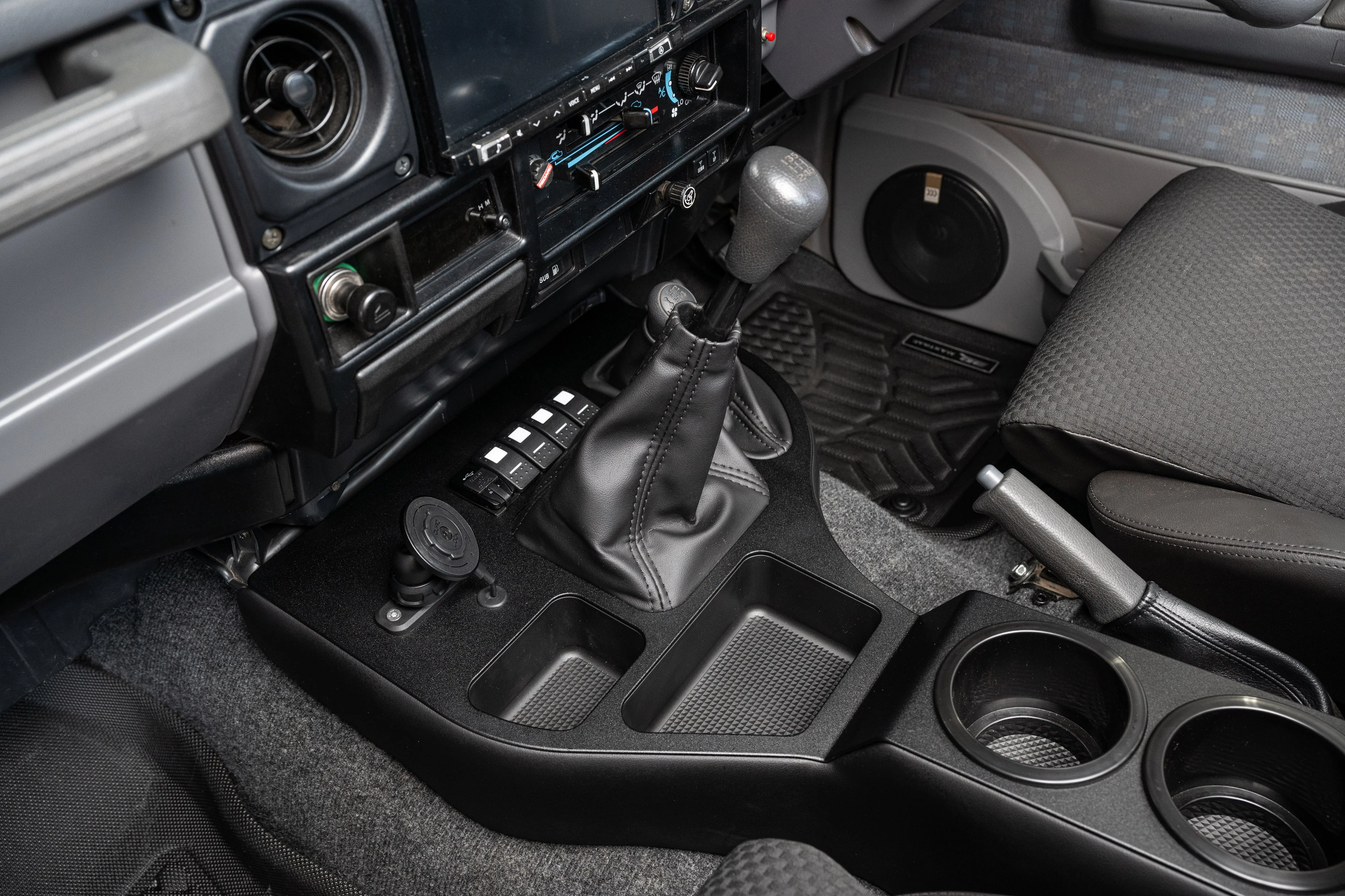 Toyota Landcruiser (2002-2025) 70 Series Full Length Centre Console – with Quadlock Magnetic Pivot Head Phone Charger - Image 10