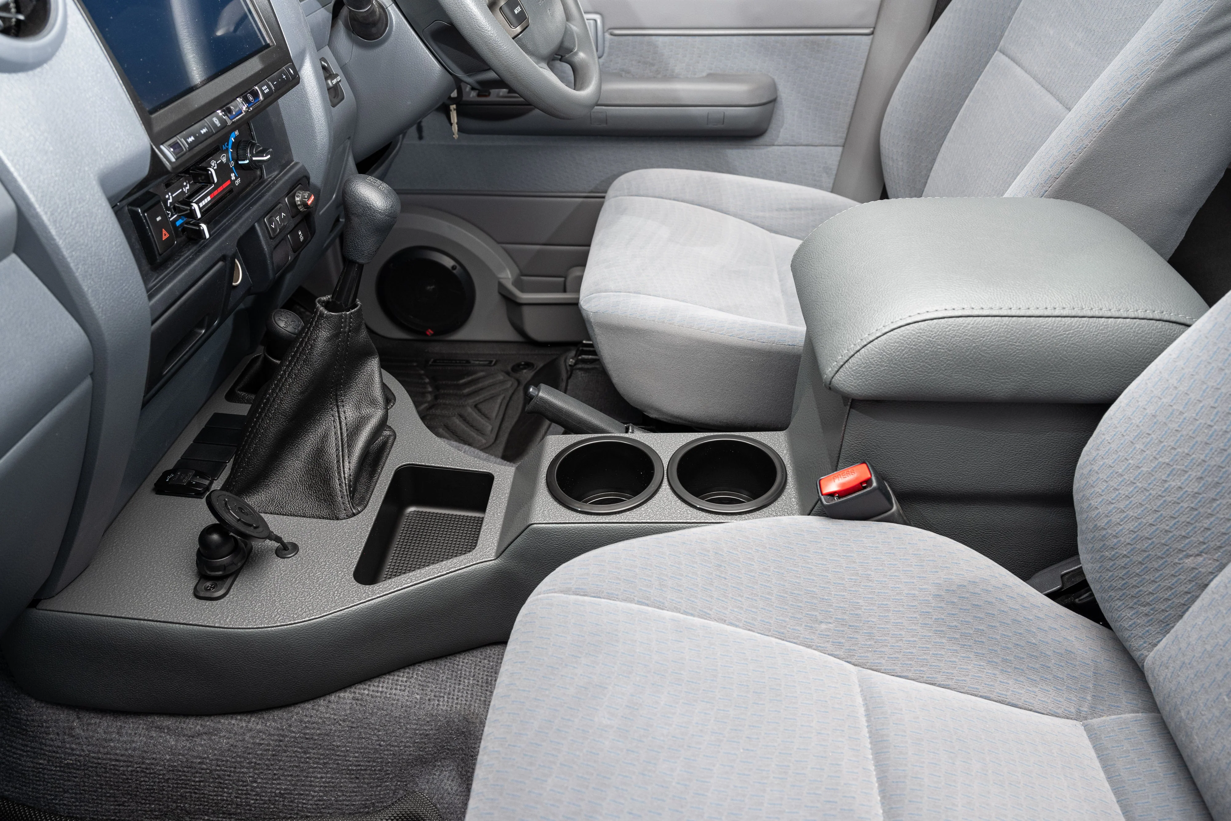 Toyota Landcruiser (2002-2025) 70 Series Full Length Centre Console – with Quadlock Magnetic Pivot Head Phone Charger - Image 2