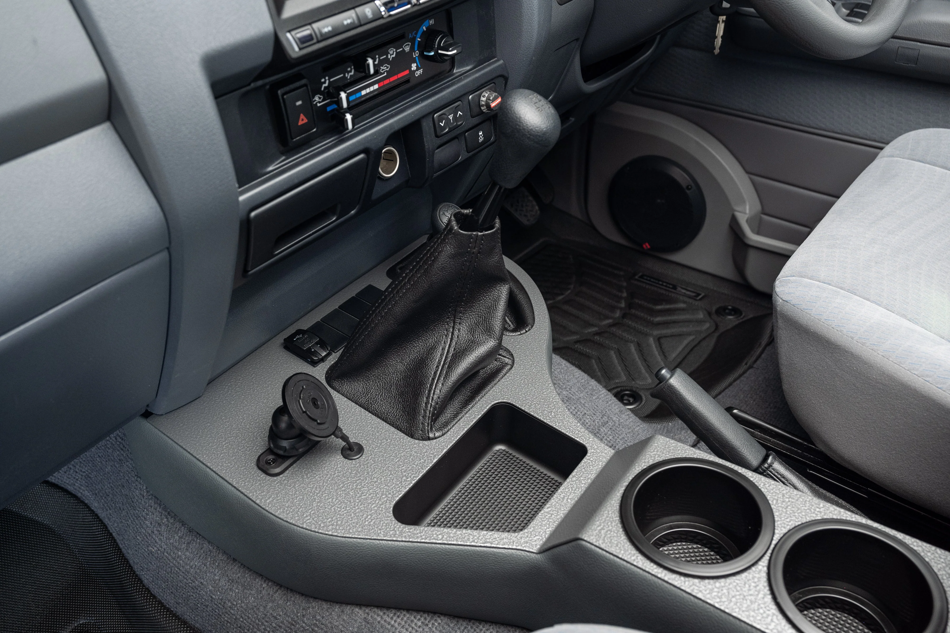 Toyota Landcruiser (2002-2025) 70 Series Full Length Centre Console – with Quadlock Magnetic Pivot Head Phone Charger - Image 3