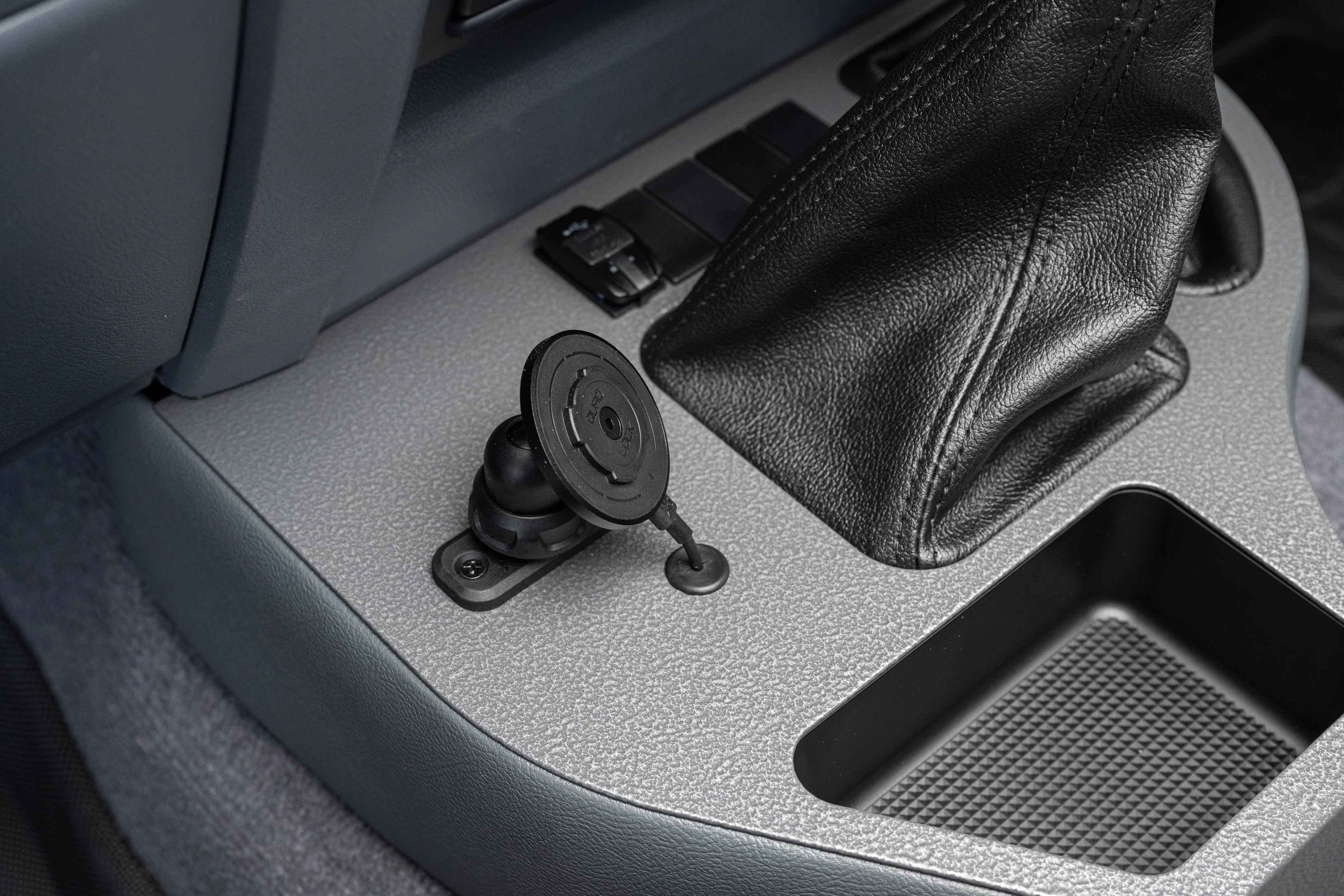 Toyota Landcruiser (2002-2025) 70 Series Full Length Centre Console – with Quadlock Magnetic Pivot Head Phone Charger - Image 4