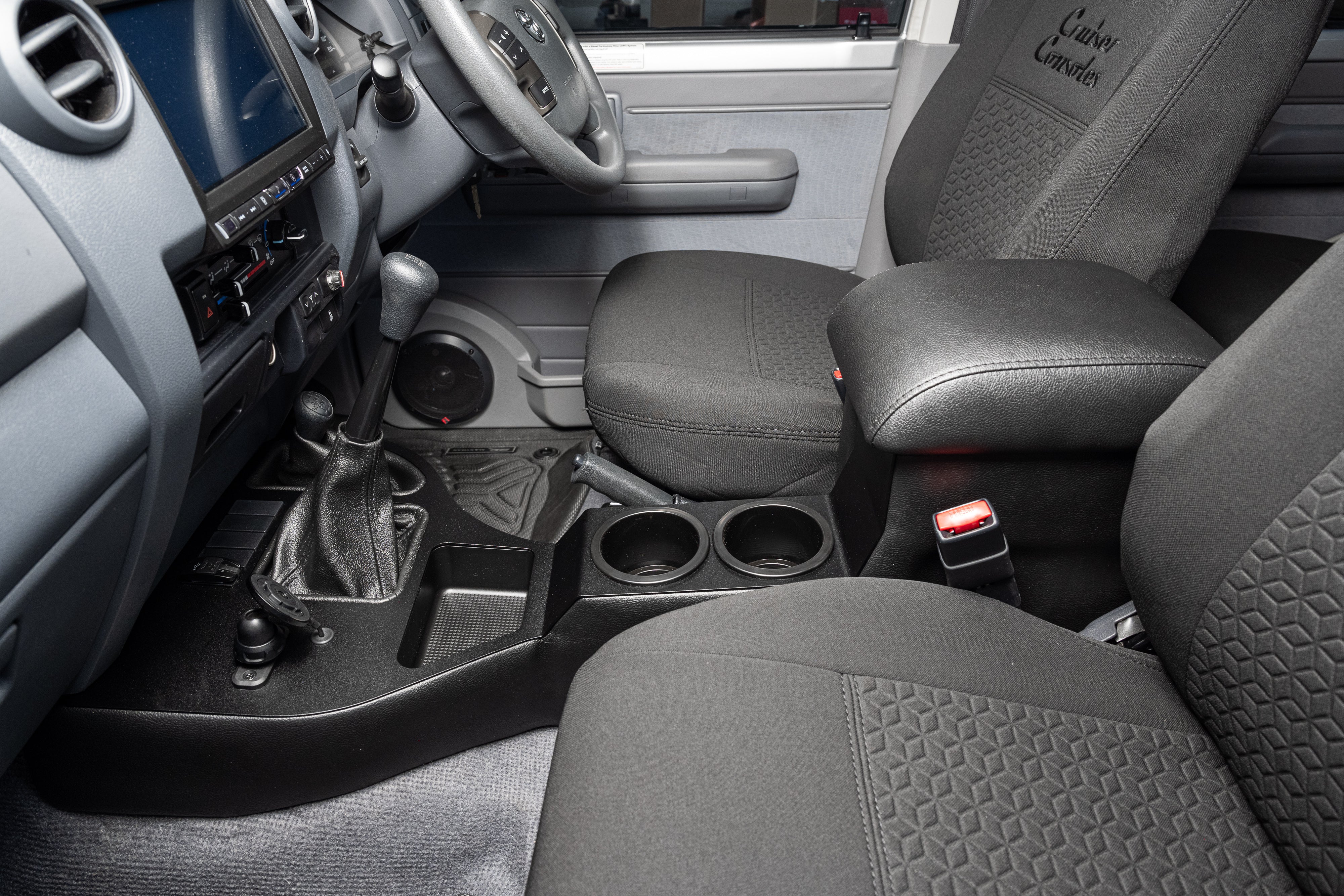 Toyota Landcruiser (2002-2025) 70 Series Full Length Centre Console – with Quadlock Magnetic Pivot Head Phone Charger - Image 6