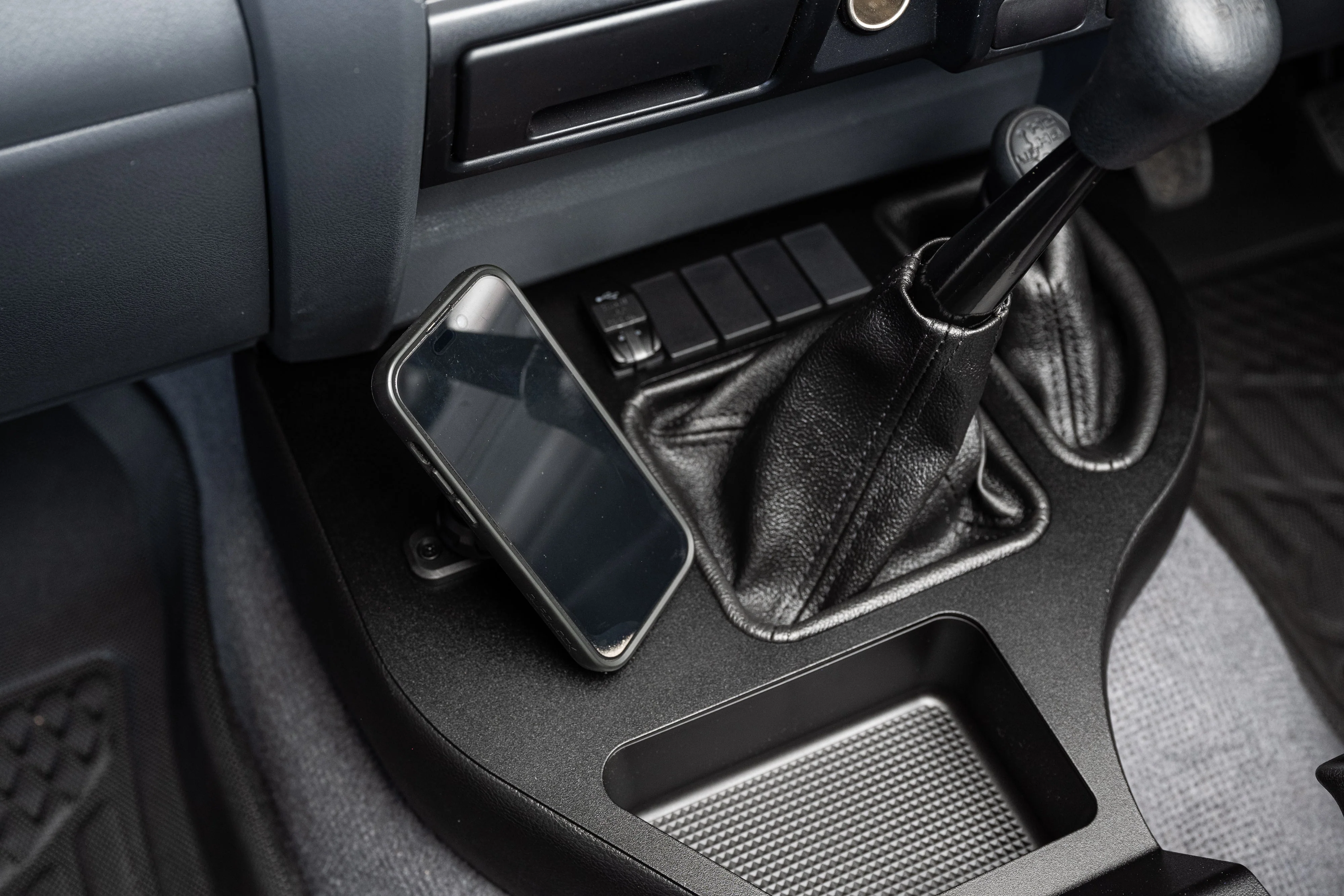 Toyota Landcruiser (2002-2025) 70 Series Full Length Centre Console – with Quadlock Magnetic Pivot Head Phone Charger - Image 8