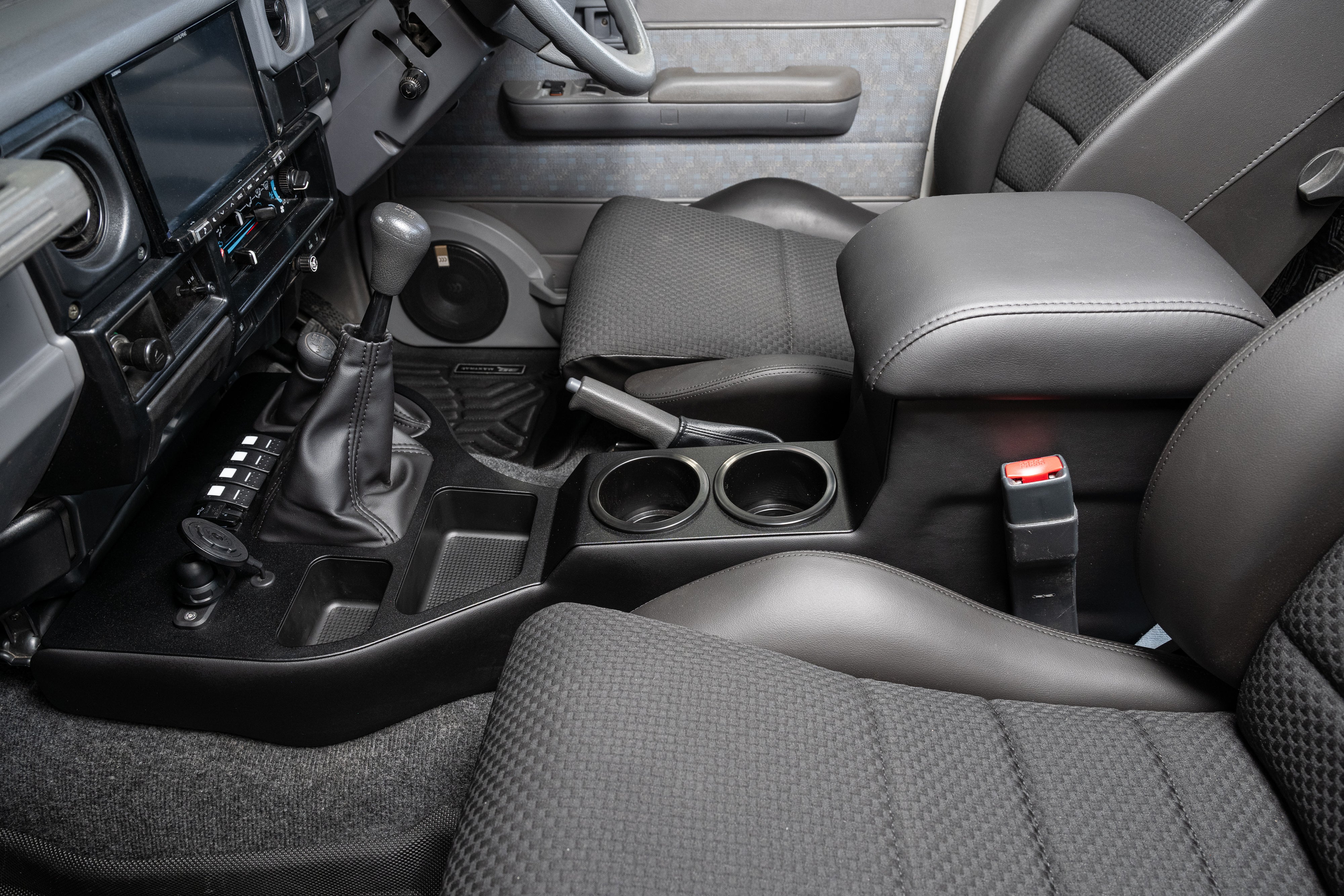 Toyota Landcruiser (2002-2025) 70 Series Full Length Centre Console – with Quadlock Magnetic Pivot Head Phone Charger - Image 9