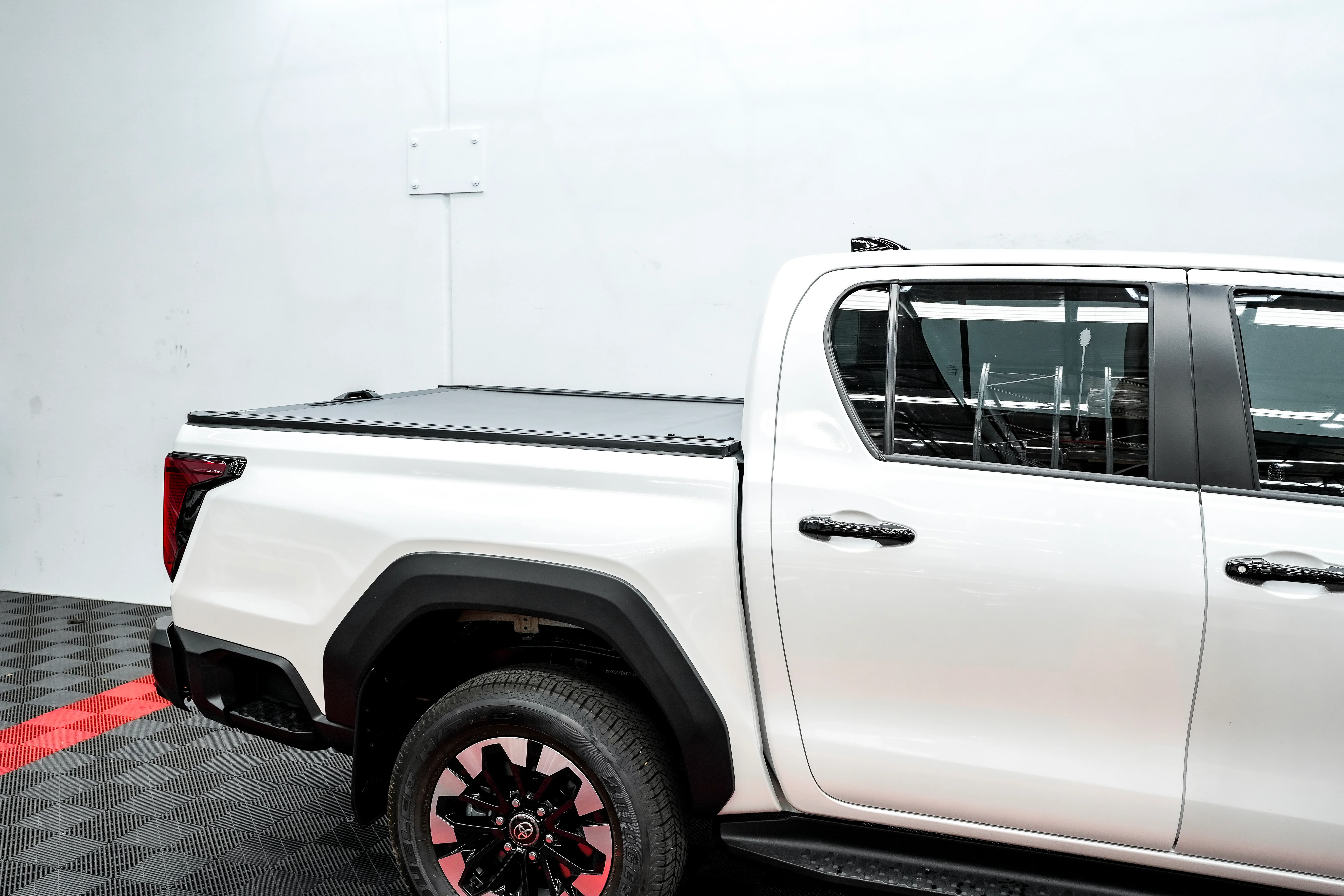 Toyota Hilux (2026-) N90 Lockable Roller Ute Tray Cover - Image 5