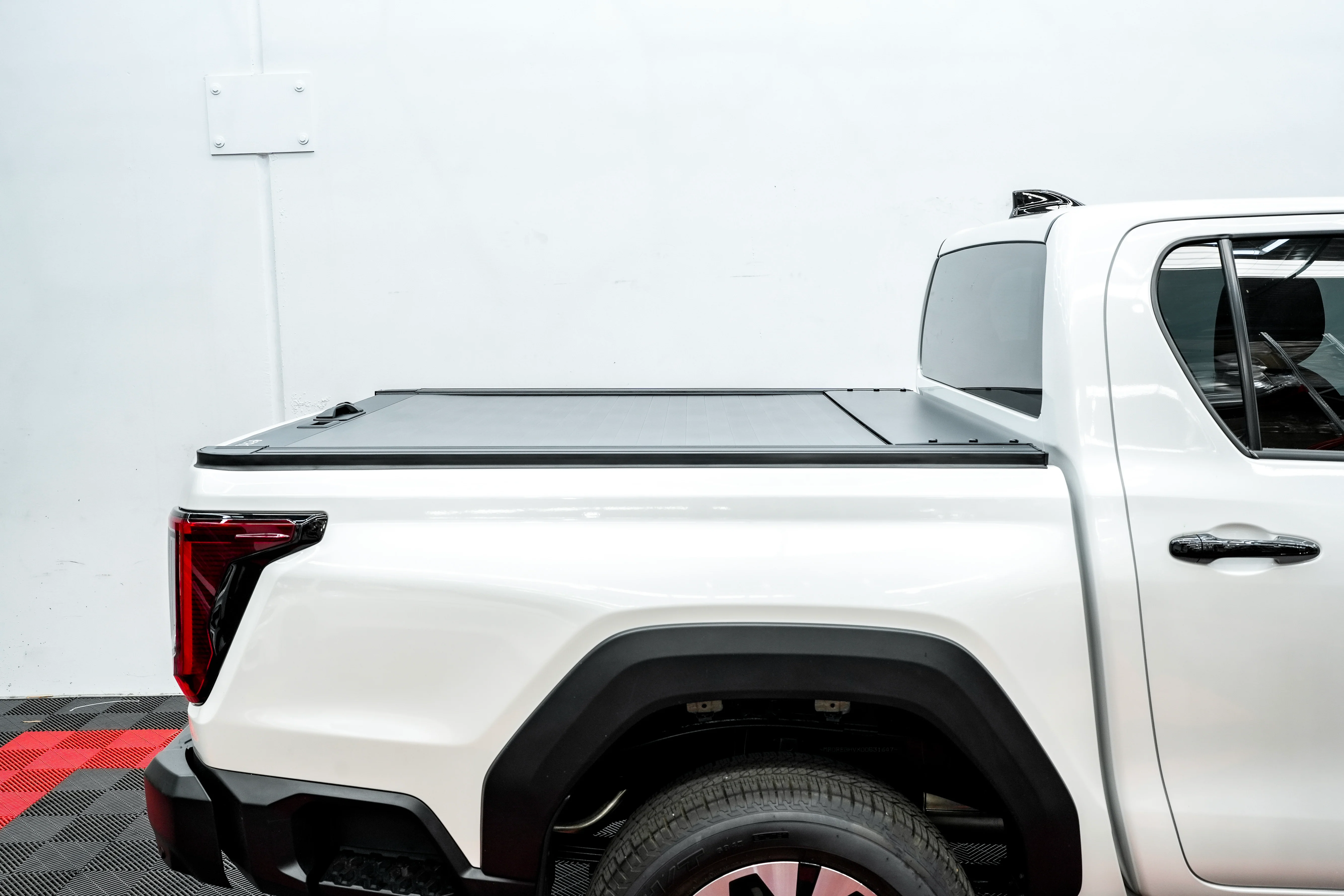 Toyota Hilux (2026-) N90 Lockable Roller Ute Tray Cover - Image 6