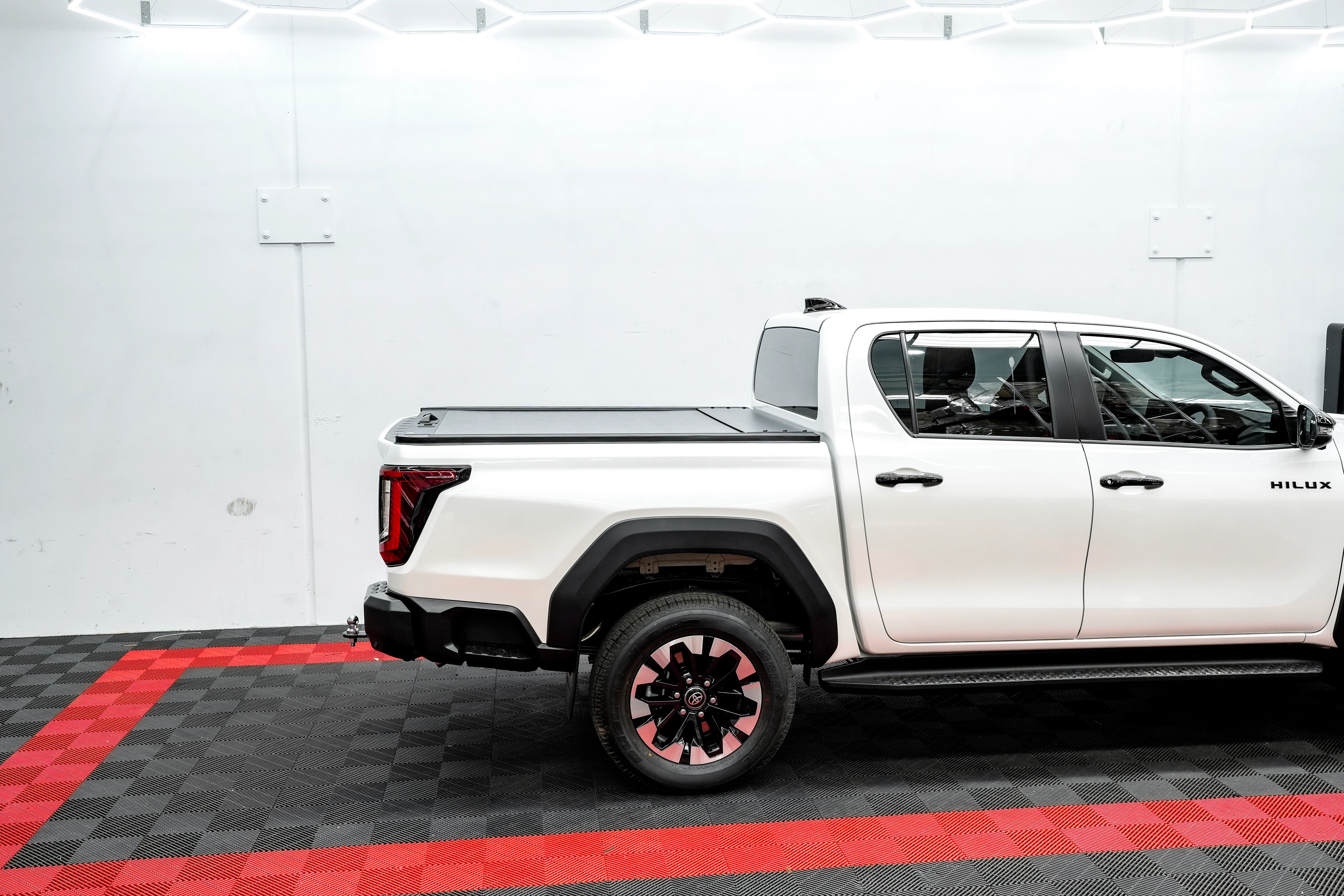 Toyota Hilux (2026-) N90 Lockable Roller Ute Tray Cover - Image 7