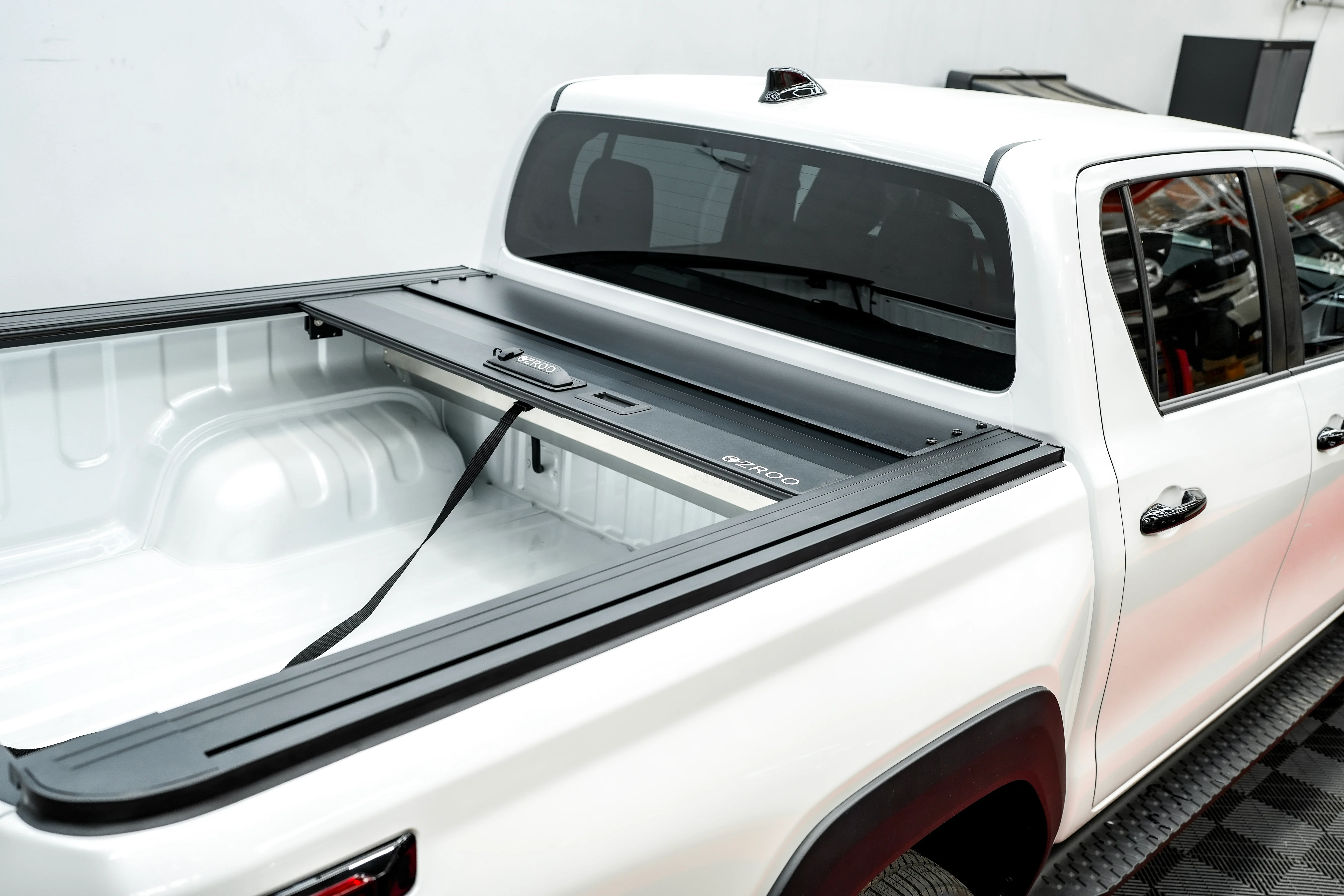 Toyota Hilux (2026-) N90 Lockable Roller Ute Tray Cover - Image 9